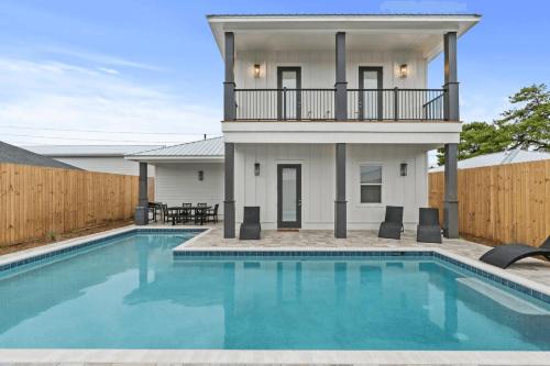 Kiska Beach Maison | Wanderlust by AvantStay Walk to Beach Pool New Construction
