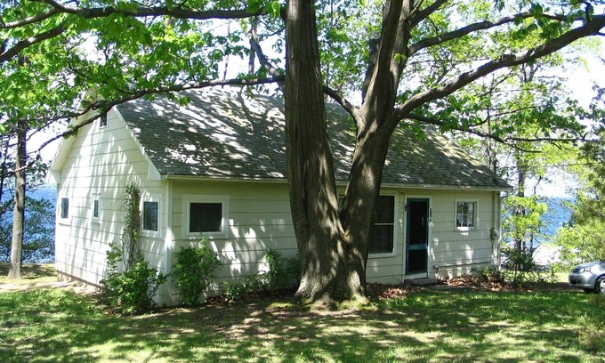 Lodi Cottage | Vous voulez une escapade tranquille au bord du lac? Notre chalet des années 50 est parfait pour vous.