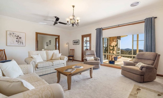 Oberon Maison | Waringa Downs Farm Stay - Close to Mayfield Garden