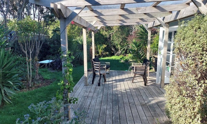 Pukerua Bay Maison | Warm and colourful, with beach and birdsong