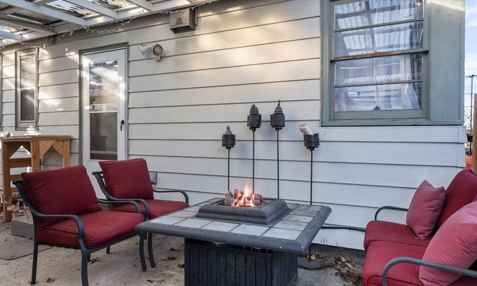 Madison South Copropriété | Warm and Cozy Basement, Covered Outdoor Area w/ BBQ and Fire-Table, 6 Miles to Downtown