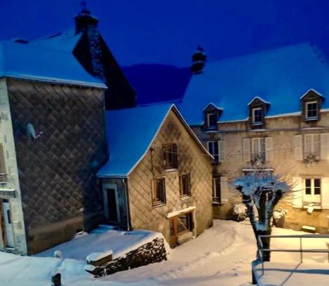 Egliseneuve-d'Entraigues Maison | Warm and cozy house