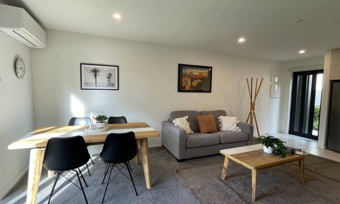 Merivale Appartement | Warm and Stylish 2BR Home