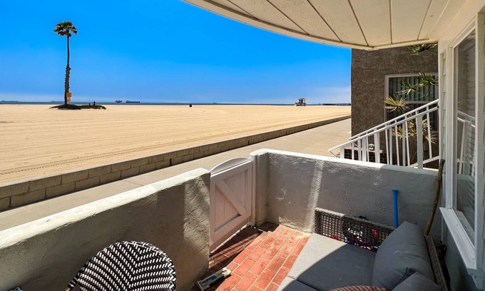 Old Towne Copropriété | Warming single-level beachfront condo home with full kitchen, patio, & fireplace