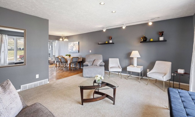 North Central Omaha Maison | Warren. Tranquil golf course views.