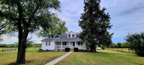 Johnson County Maison | Warrensburg, UCM, Whiteman AFB, KC Chiefs, Wedding Venue, Bring your Pet, Secluded Farmhouse