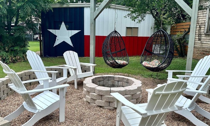 Brenham Maison | Washington House: Steps to Dwtn; Backyard oasis with fire pit/pool table/games