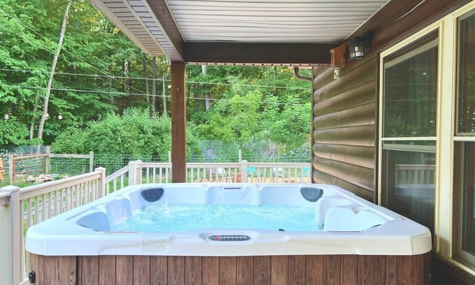 Tylersville Cabine | Wasson Woods Retreat w/ Fire Pit & HOT TUB
