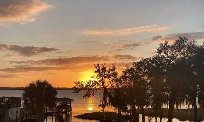 Minneola Maison | Watch Florida sunsets from the covered lakefront dock