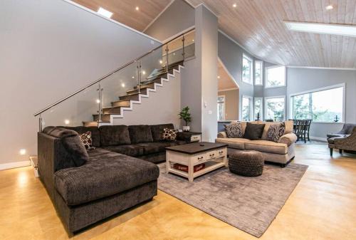Juan de Fuca Electoral Area Appartement | Water Front Home with Private Dock and Hottub