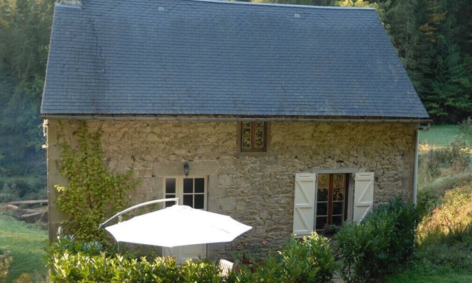 Meymac Cottage | Moulin à eau situé dans une vallée privée avec piscine exterior.