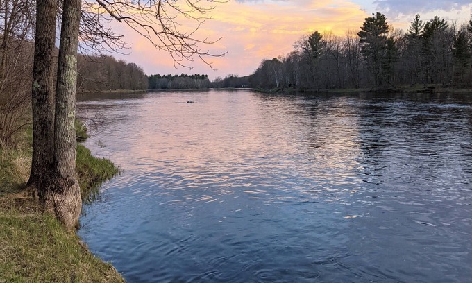 Holcombe Maison | Water-n-Woods River Front Cabin