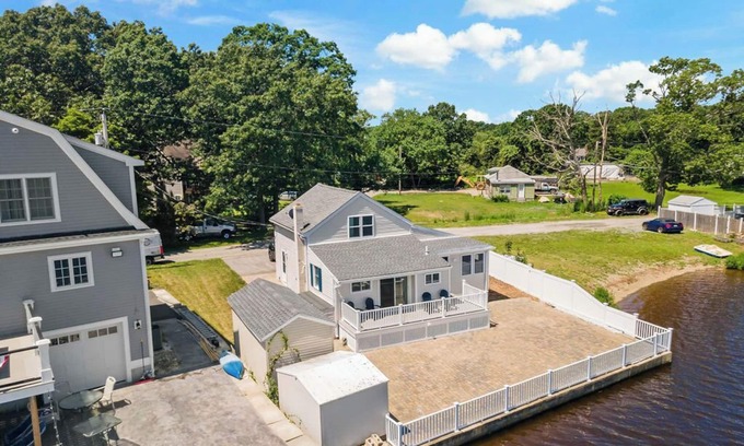 Dighton Maison | Water's Edge Cottage Experience serenity at our sweet, tranquil waterfront home!