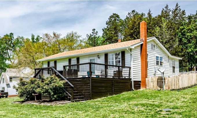 Midlothian Maison | Water View - 1 Acre, Great Location! Chickens!