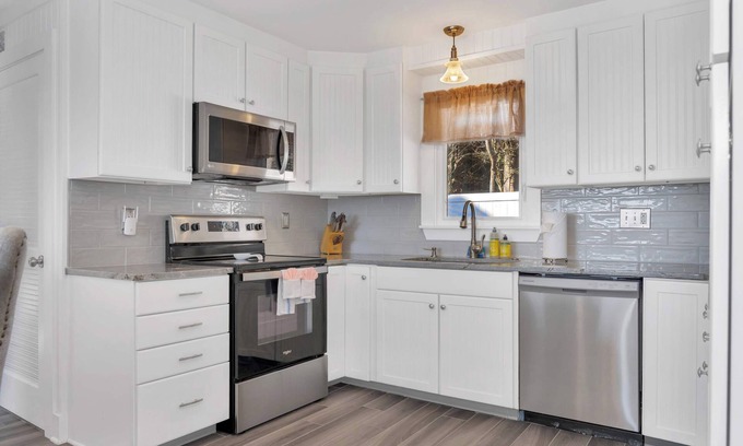 Niantic Maison | Water View 3BR w/King Beds | Steps to Beach