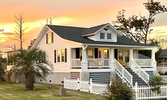 Carteret County Maison | Water View&Access~ Game Room~Sunrise~Beach~Kayak Fishing~Close to Ferry~Sleeps 6