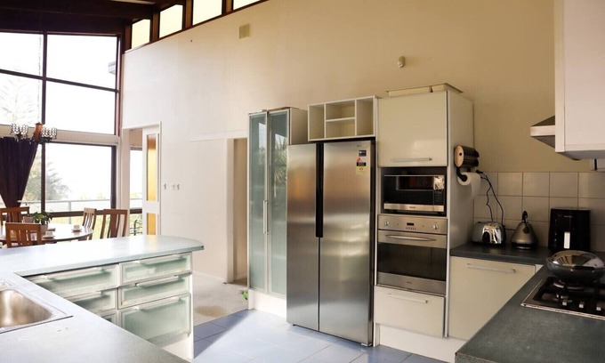 Auckland Maison | Water views 5-Bedroom Large home | Family Friendly. Close to Airport & City.