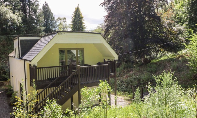 Glen Urquhart Maison | WATERFALL APARTMENT, pet friendly, with a garden in Cannich