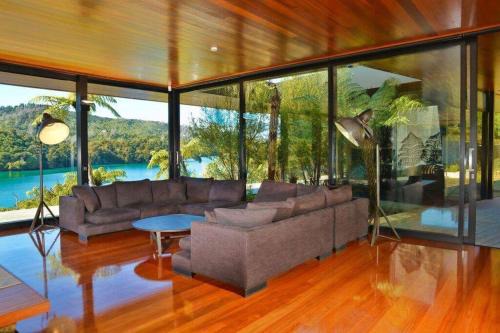 Saint Omer Maison | Waterfall Bay Glass House