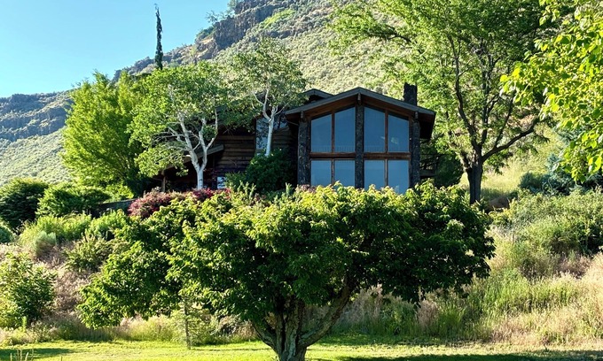 Filer Maison | Waterfall House, in the Snake River Canyon