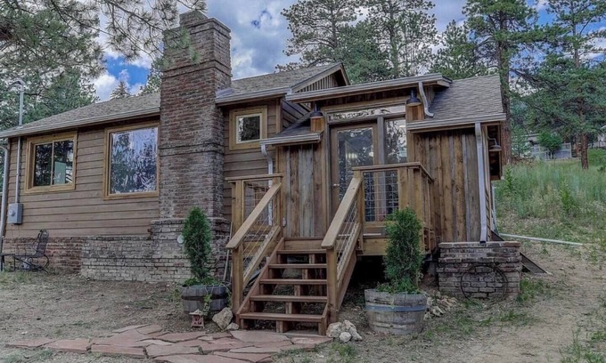 Evergreen Cabine | waterfall/stream, sauna, fireplace, hammock, full kitchen