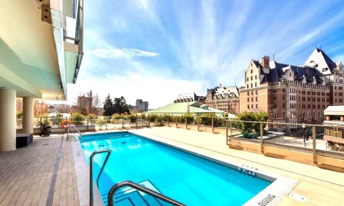 Downtown Victoria Hôtel | Waterfalls Hotel in Downtown With Stunning Views!