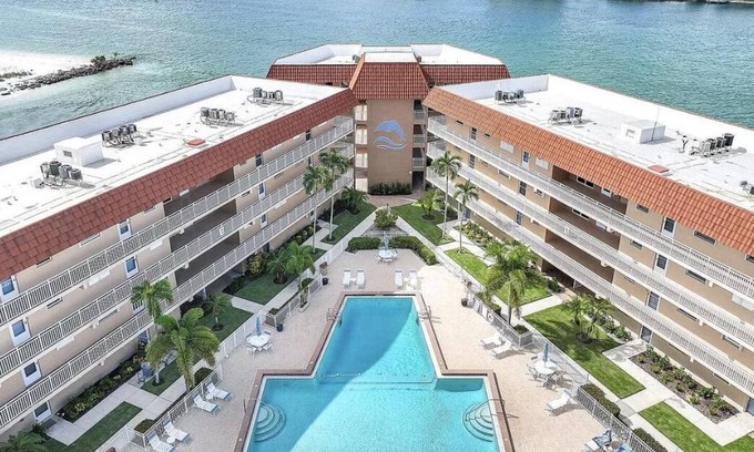 Isles of Capri Copropriété | WATERFONT Direct Gulf Access with Boat Slip and Covered Parking Spot