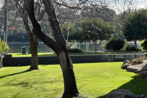 Lakes Entrance Appartement | Waterfront 2-bedroom apartment with WiFi, AC in Lakes Entrance