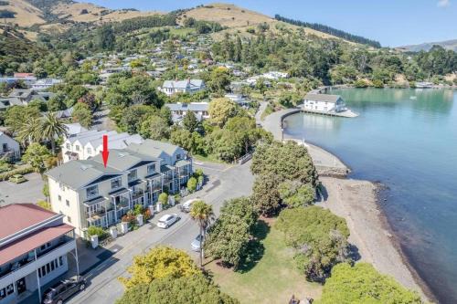 Akaroa Appartement | Waterfront 2-bedroom apartment with car park