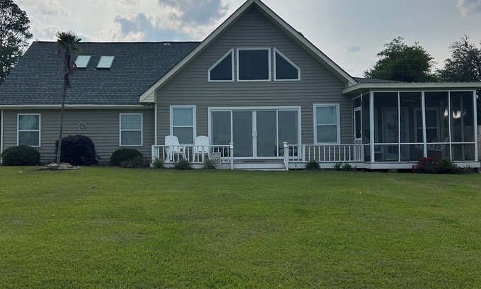 Donalsonville Maison | Waterfront 3 bed 3 bath, located on fisherman’s dream Lake Seminole.
