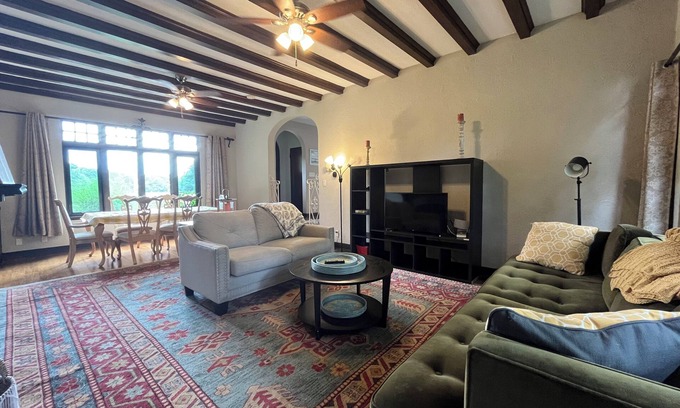 Newtonville Maison | Waterfront 5-bedroom house in terrific Newtonville