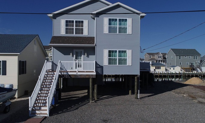 Beach Haven West Maison | Bord de l'eau 5 BR 2 1/2 Bath 2100 SF Accueil près des plages du LBI-Dock flottant