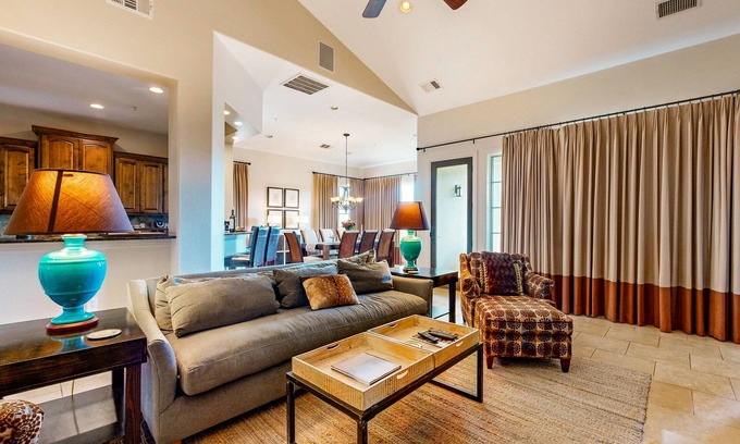 Lakeway Copropriété | Waterfront All-Suite w/ Private Balcony – On-Site Dining, Spa & Marina