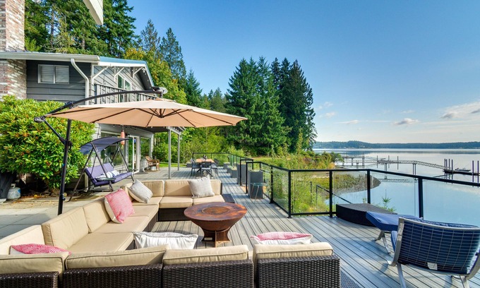 Allyn-Grapeview Maison | Waterfront Allyn Retreat w/ Guest House & Beach!