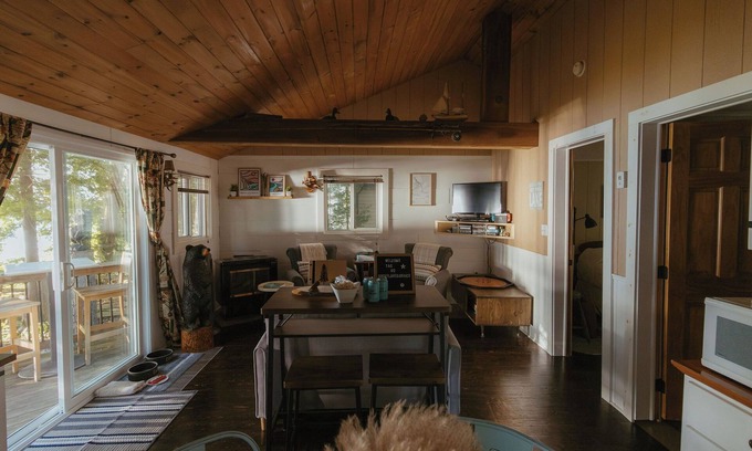South Bruce Peninsula Cabine | Waterfront Cabin on Boat Lake! 2bed, 1bath, Pet Friendly. A serene getaway!