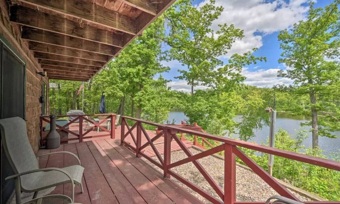 Comstock Cabine | Waterfront Cabin on Long Lake w/ Dock & Kayaks!