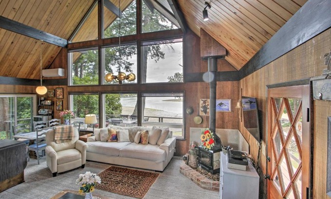 Gig Harbor Maison | Waterfront Cabin with Fire Pit in Gig Harbor!