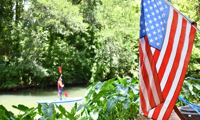 Sutherland Springs Cabine | Waterfront Cabin with: Kayaking, Paddleboarding, Swimming Pool & Hot Tub. - RC15