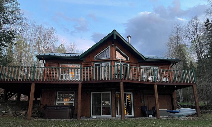 Duhamel Chalet De Ski | Waterfront Chalet Oasis perfect for a quiet summer or winter getaway