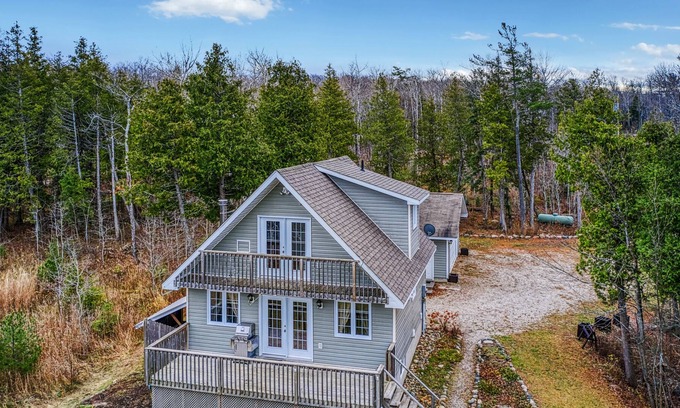 Manitoulin District Maison | Waterfront, chalet style home; minutes walk to the beach