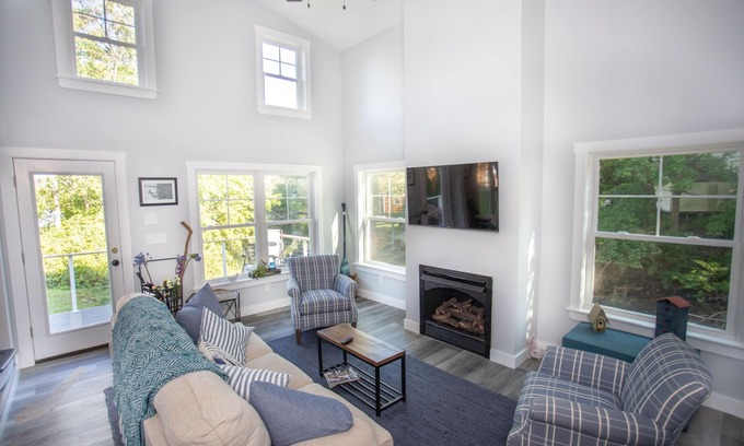 Kennebunk Maison | Waterfront Coastal Cottage in Kennebunk, Maine