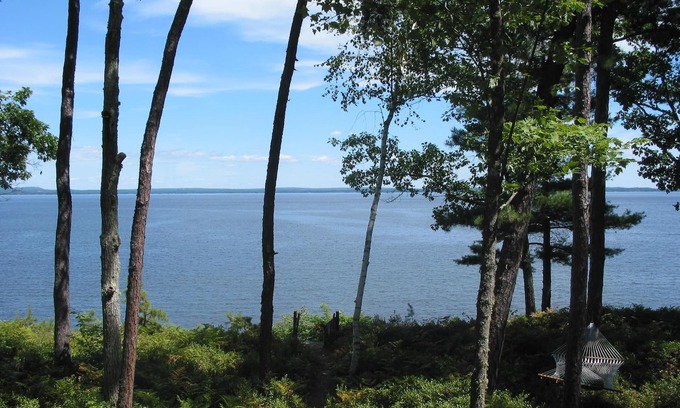 Sebago Maison | Confort et calme au bord de l'eau, plage privée de 200 pieds, surplombe des kilomètres de lac