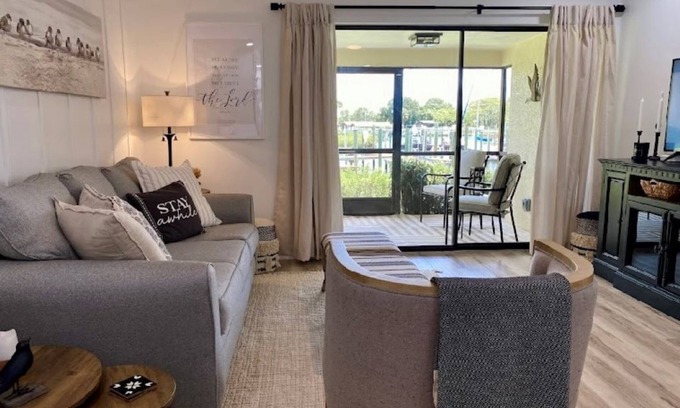 Apollo Beach Copropriété | Waterfront condo, gated, dock, lanai, newly remodeled, single story, 2 bd /2 ba.