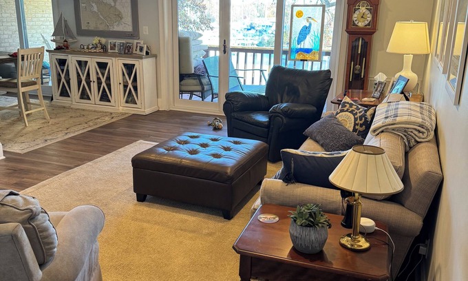 Eastport Copropriété | Waterfront condo in Eastport, ONLY available for the Legislative session