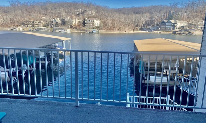 Camdenton Copropriété | Waterfront condo on Lake of the Ozarks