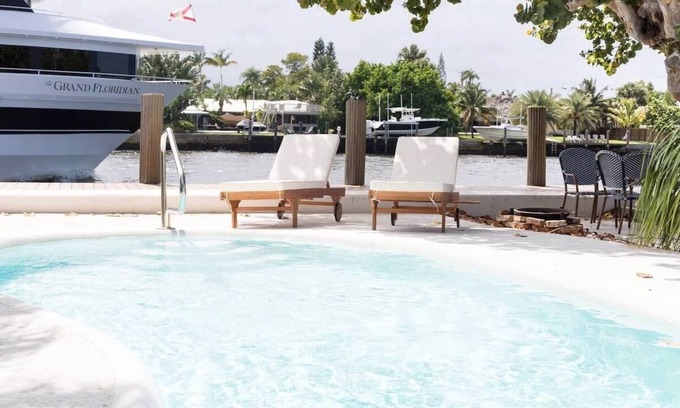 Cypress Point Copropriété | Waterfront condo with pool, 1 block to the beach!