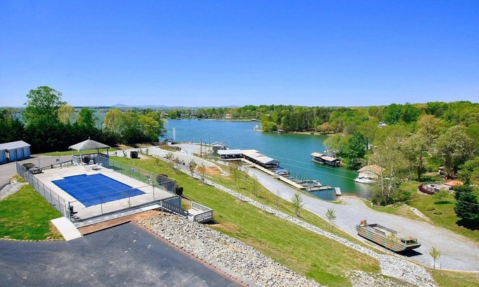 Huddleston Copropriété | Waterfront Condo with Pool for Romantic Getaways and Boaters/Fisherman