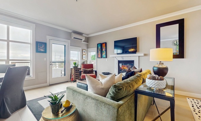 Langley Appartement | Waterfront Condo with Stunning Ocean & Mountain Views – Steps from the Shore
