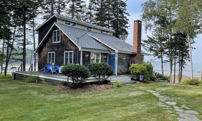 Tenants Harbor Maison | Waterfront Cottage in Maine with Breathtaking Views