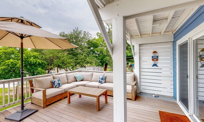 Pointblank Maison | Waterfront dog-friendly home with pier access, alfresco dining, & kayak